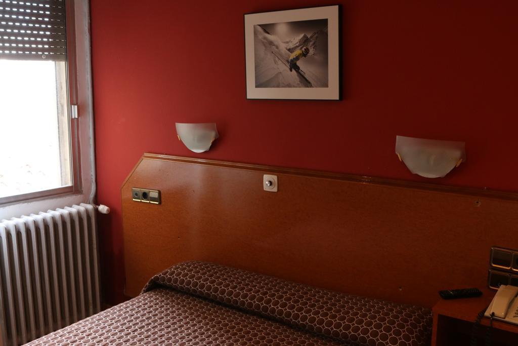 Hostal Cataluna Zaragoza Buitenkant foto