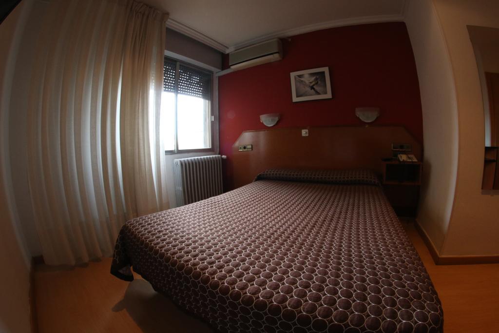 Hostal Cataluna Zaragoza Buitenkant foto