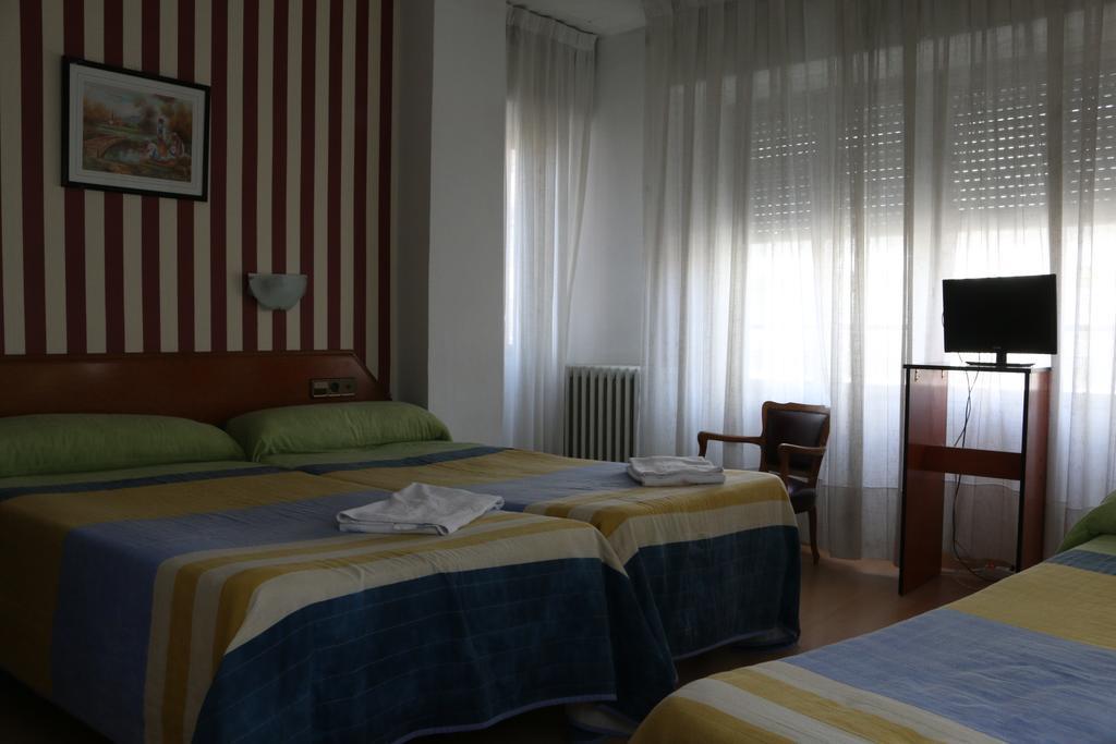 Hostal Cataluna Zaragoza Buitenkant foto