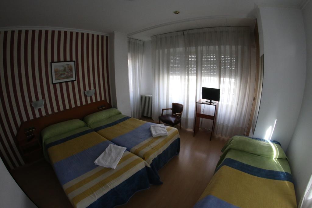 Hostal Cataluna Zaragoza Buitenkant foto