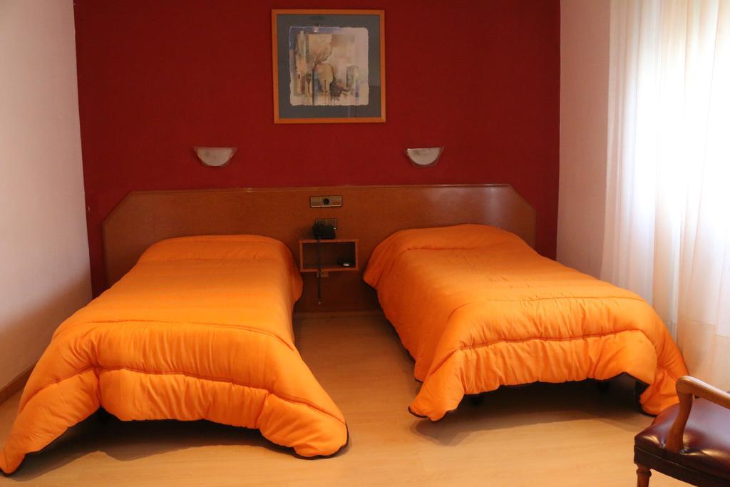 Hostal Cataluna Zaragoza Buitenkant foto