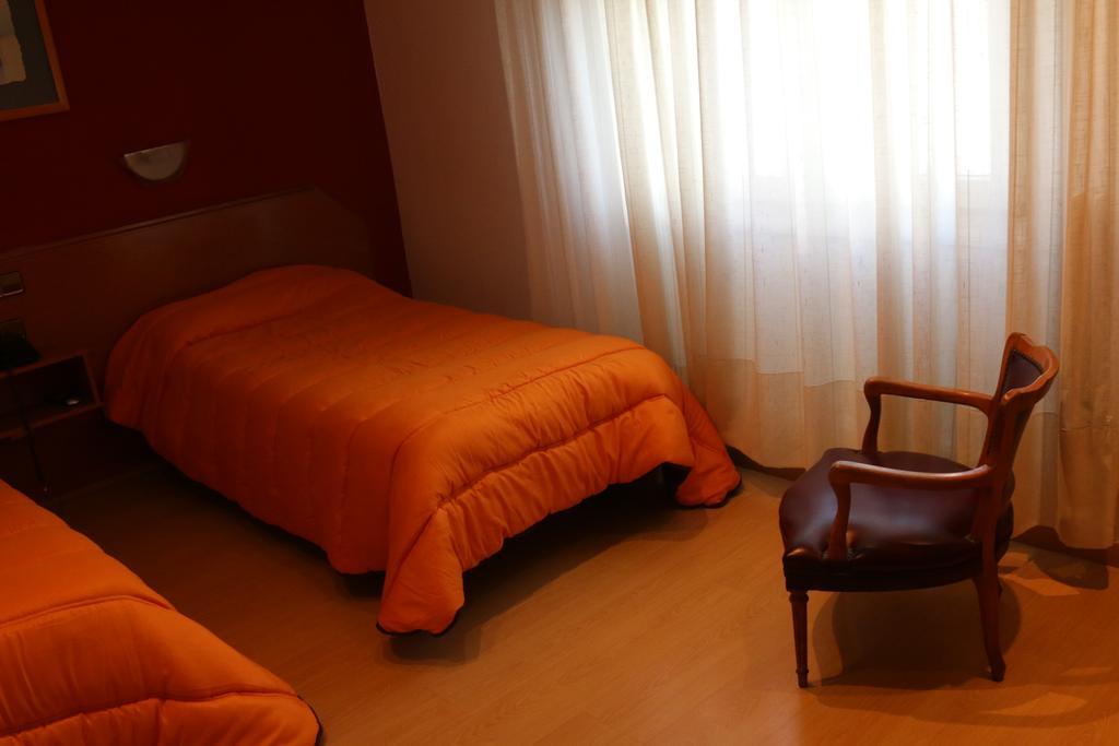 Hostal Cataluna Zaragoza Buitenkant foto