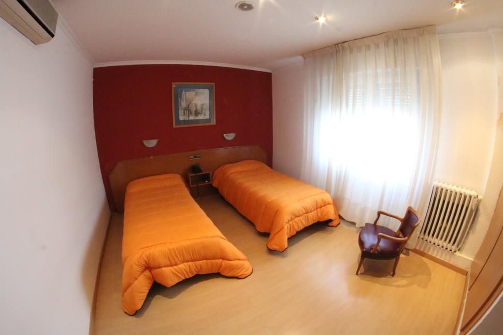 Hostal Cataluna Zaragoza Buitenkant foto