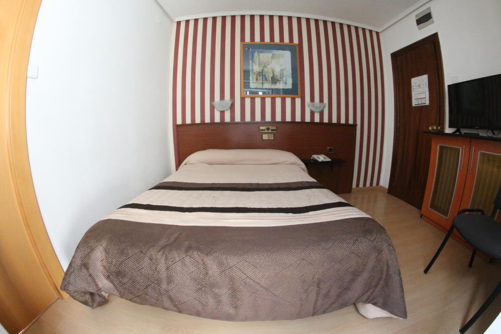 Hostal Cataluna Zaragoza Buitenkant foto