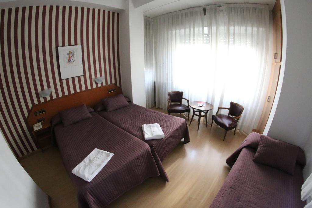 Hostal Cataluna Zaragoza Buitenkant foto