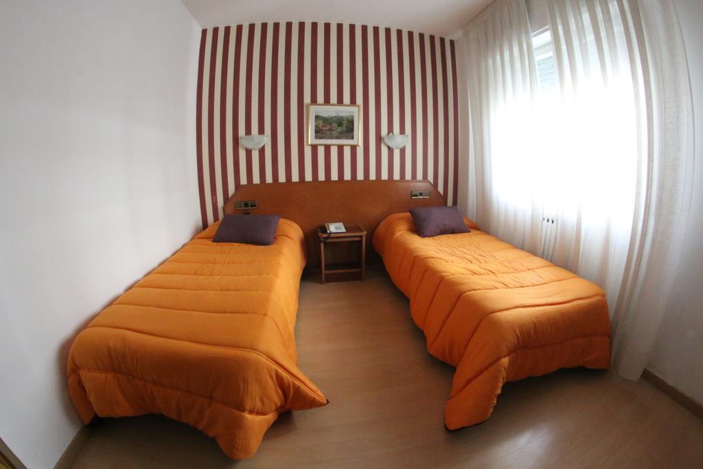 Hostal Cataluna Zaragoza Buitenkant foto