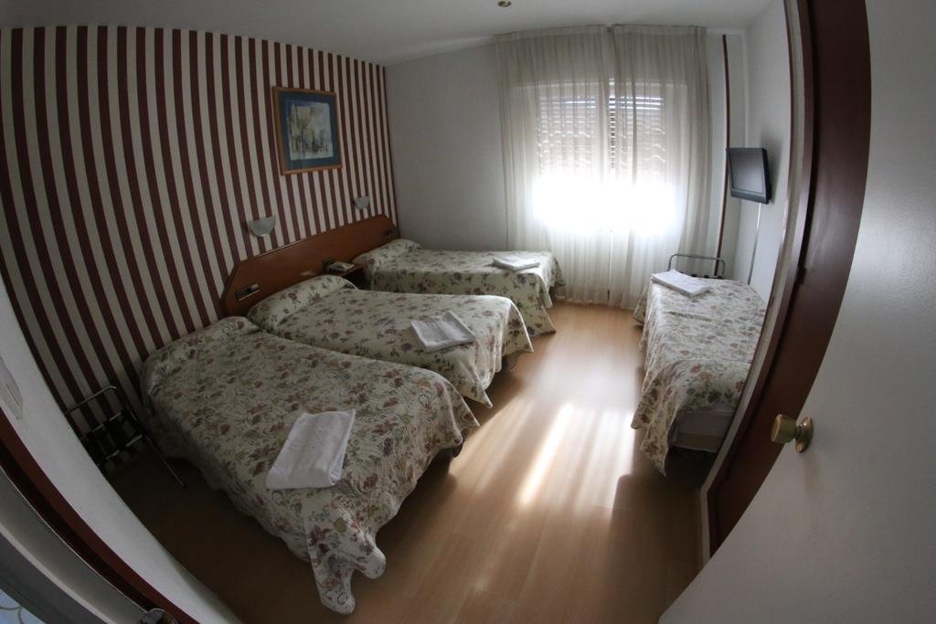 Hostal Cataluna Zaragoza Buitenkant foto