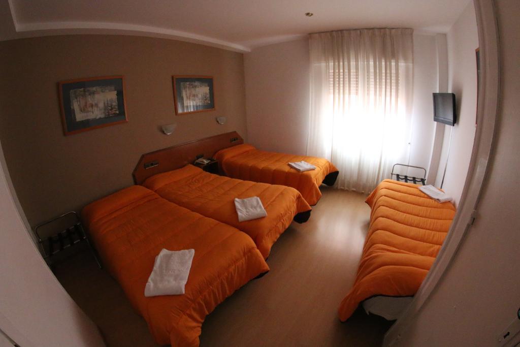 Hostal Cataluna Zaragoza Buitenkant foto