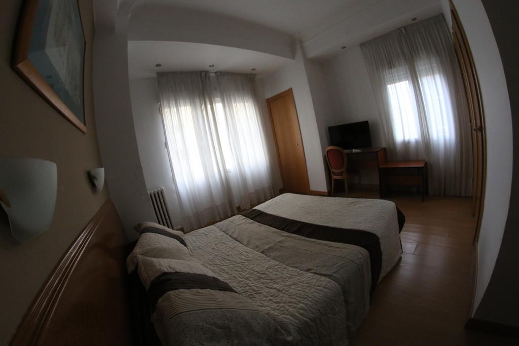 Hostal Cataluna Zaragoza Buitenkant foto